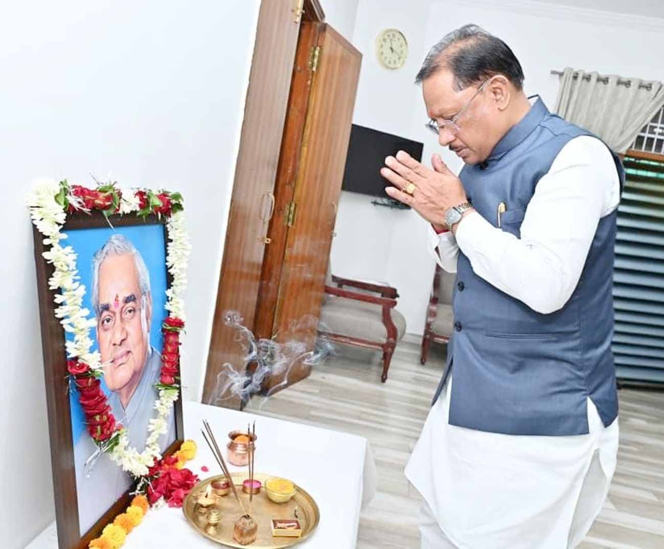 मुख्यमंत्री साय ने अटल बिहारी वाजपेयी की पुण्यतिथि पर उन्हें किया नमन