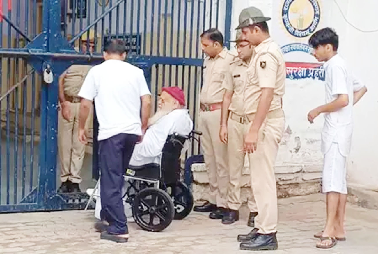 लाआसाराम बापू जोधपुर जेल लौटे, कोर्ट ने नहीं बढ़ाई अंतरिम जमानत