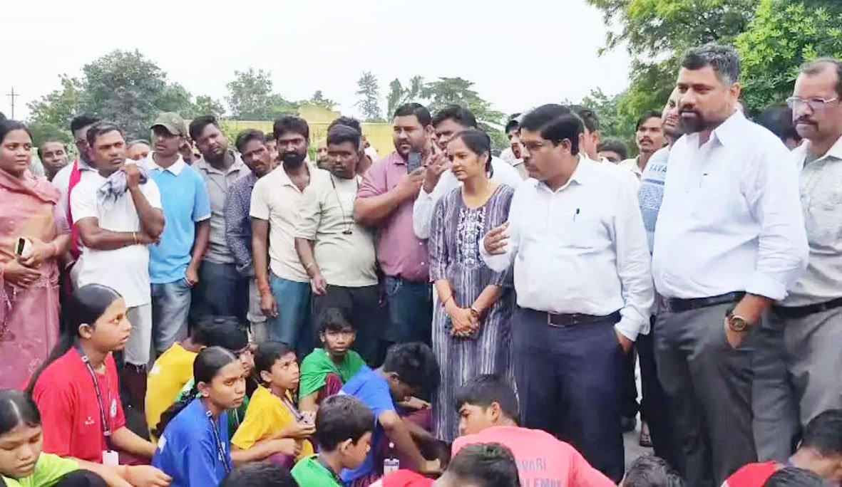 प्राचार्य से परेशान बच्चे सड़क में बैठे, अभद्र व्यवहार करने का आरोप