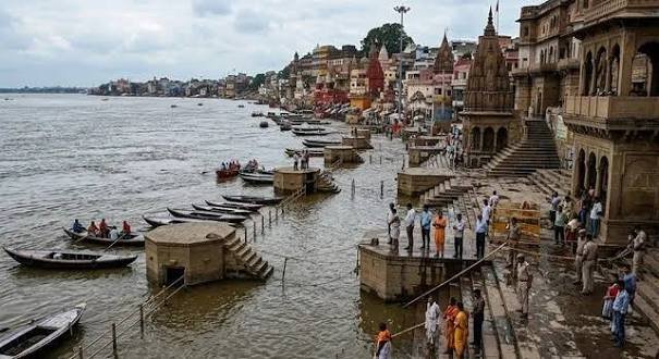 वाराणसी में गंगा उफान पर, घाटों का आपसी संपर्क टूटा