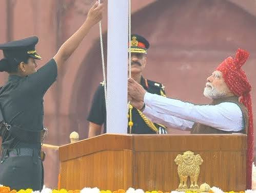 PM मोदी ने लाल किले पर फहराया तिरंगा, पहली बार गूंजा ‘वंदे मातरम’