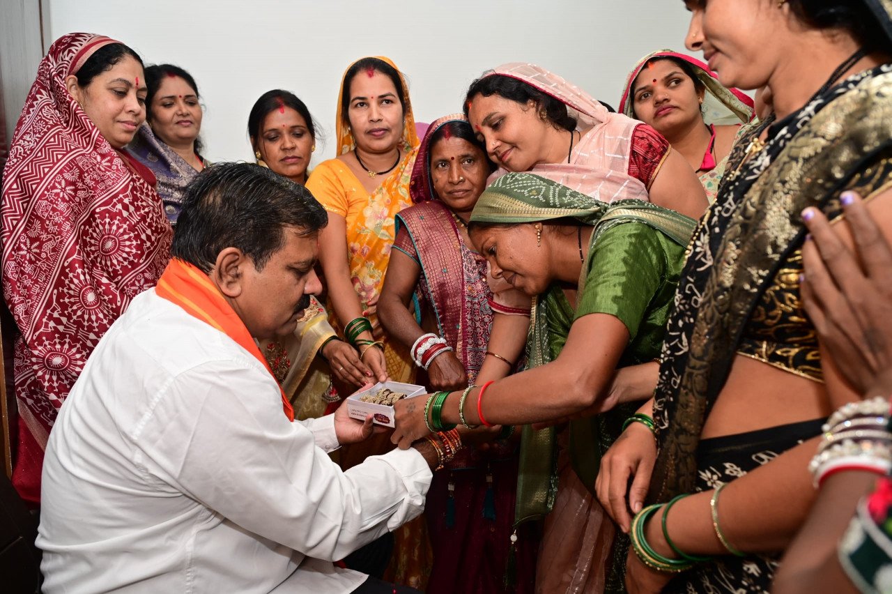 बिहान की दीदियों ने डिप्टी CM विजय शर्मा को बांधी राखी, गुजरात की सीख की बताई कहानी
