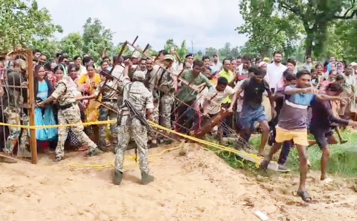 शराब दुकान के विरोध में महिलाओं का हल्लाबोल, पुलिस घेराबंदी तोड़ गेट पर प्रदर्शन