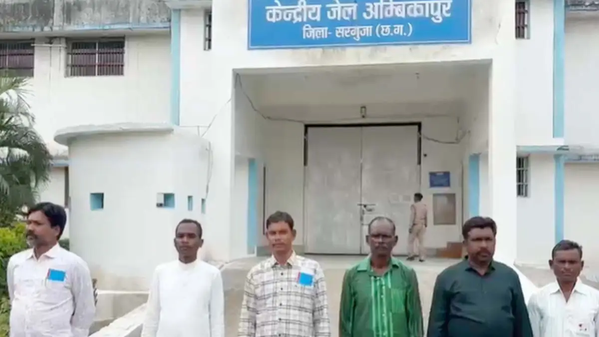 स्वतंत्रता दिवस से पहले जेल से बाहर आए 8 कैदी, भावुक हुआ माहौल 