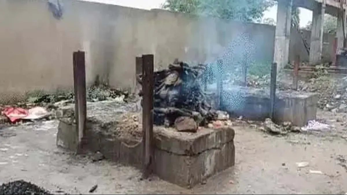 मुक्तिधाम में कुत्ते का अंतिम संस्कार, विरोध के बाद मचा हंगामा; पुलिस पहुंची मौके पर