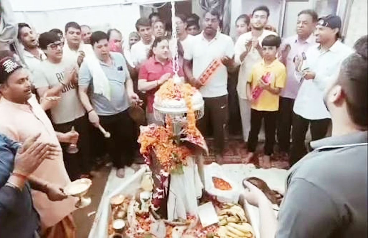 सावन शिवरात्रि पर शिवभक्ति में डूबे श्रद्धालु, हर-हर महादेव के जयघोष से गूंजा नलेश्वर मंदिर