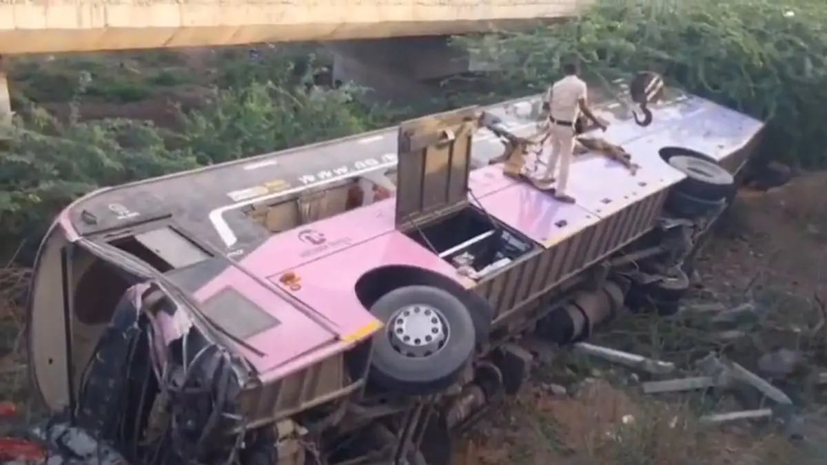 Andhra Pradesh Bus Accident: ट्रक से जोरदार भिड़ंत के बाद पुल से गिरी बस, 40 यात्री घायल 