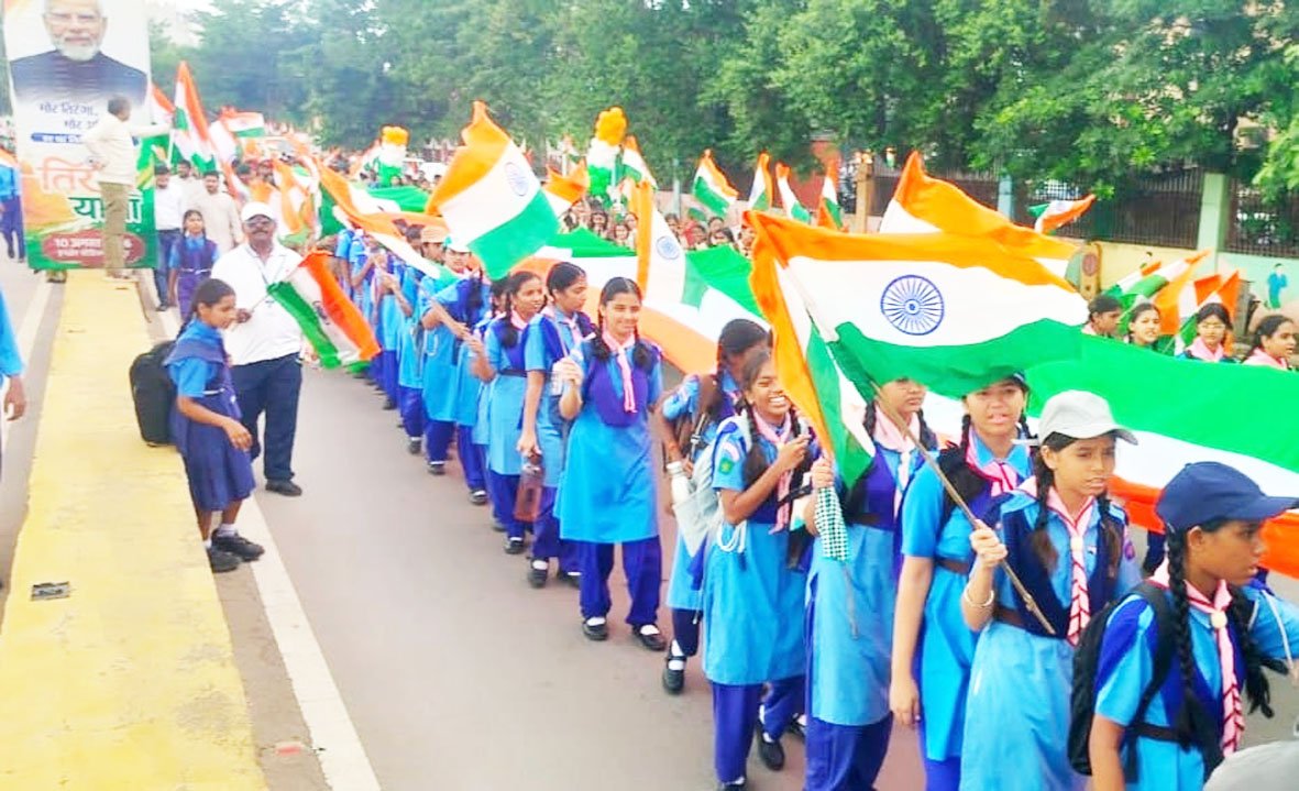 राजधानी रायपुर में 1500 मीटर लंबे तिरंगे के साथ गूंजा ‘वंदे मातरम्’