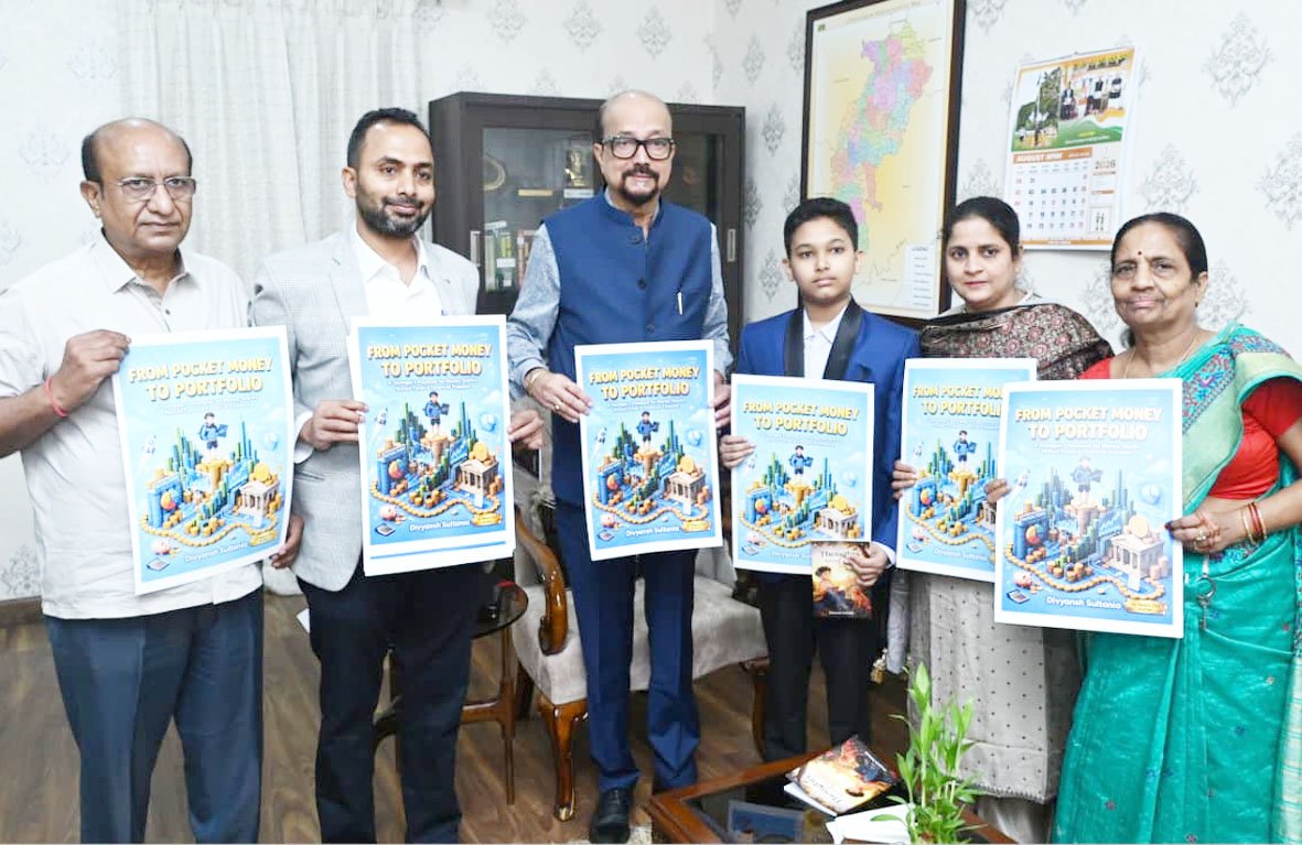 राज्यपाल ने 12 वर्षीय छात्र मास्टर दिव्यांश की पुस्तक ‘थॉट्स अबाउट गॉड‘ का किया विमोचन