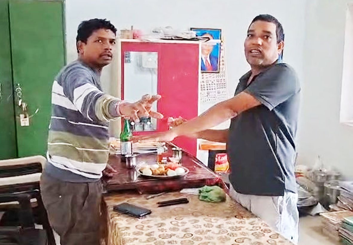 देवझर स्कूल में शराब पार्टी पड़ी भारी, दोनों शिक्षक निलंबित