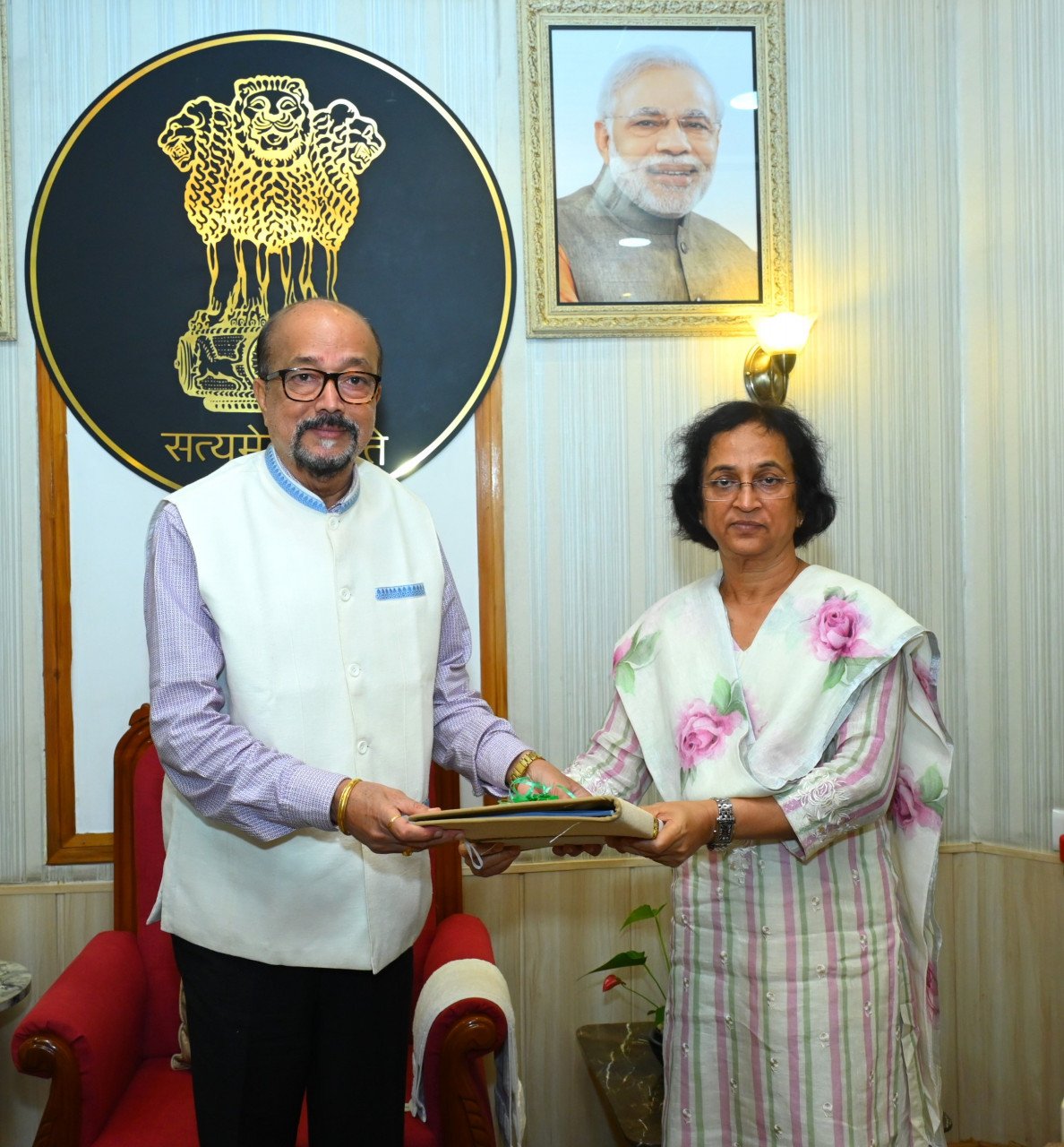 राज्यपाल रमेन डेका से PSC अध्यक्ष रीता शांडिल्य ने की मुलाकात, सौंपा 25वां वार्षिक प्रतिवेदन