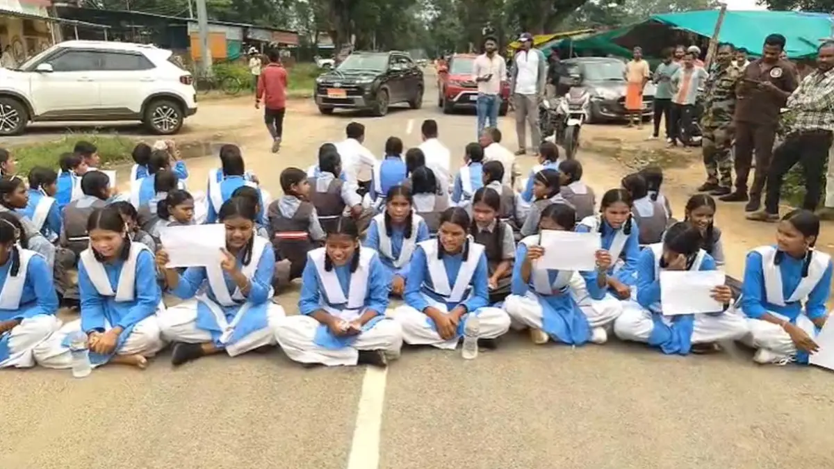 खाने को तरसीं छात्राएं? सूरजपुर छात्रावास में प्रदर्शन, अधीक्षिका को हटाने की मांग