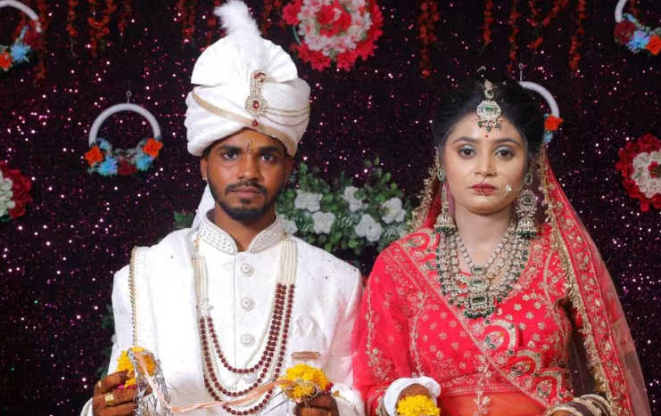 शादी के 60 दिन बाद घर में हंगामा! पत्नी को दूसरे युवक के साथ देखकर पति के उड़े होश