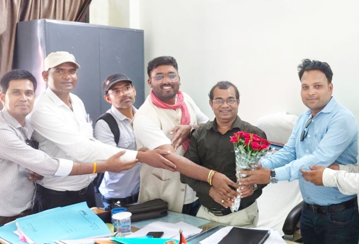 शिक्षकों की लंबित समस्याओं को लेकर सर्व शिक्षक संघ ने DEO को सौंपा ज्ञापन
