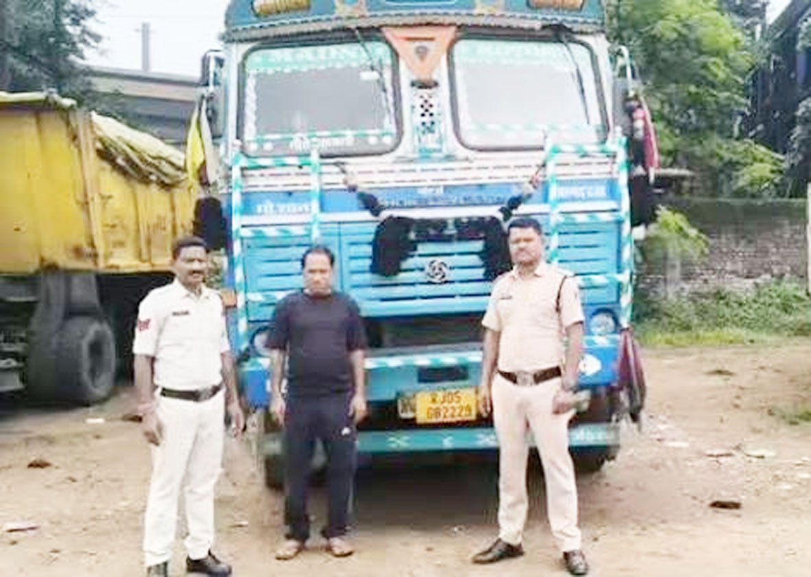 रायगढ़ में ‘ऑपरेशन प्रहार’ का बड़ा एक्शन, 24 टन अवैध कबाड़ से भरा ट्रक जब्त