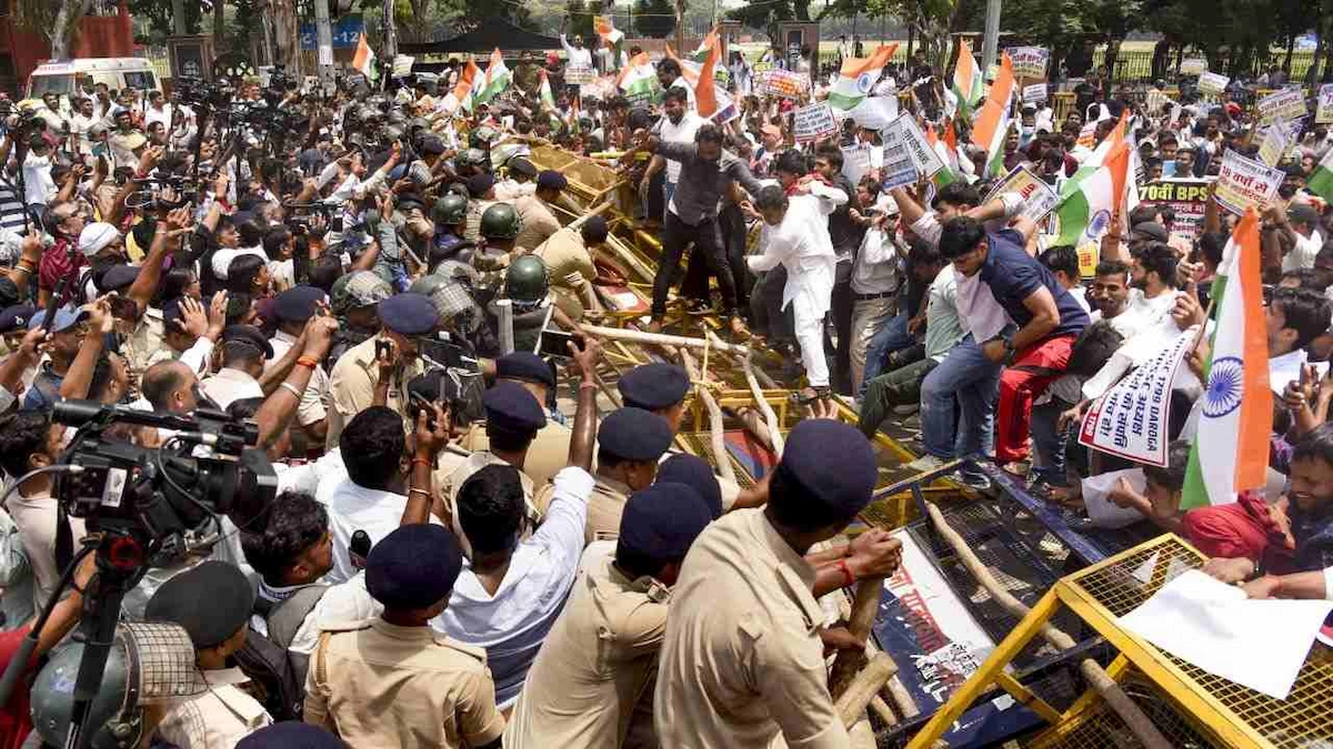 परीक्षा रद्द करने की मांग पर अड़े छात्र, पटना में बैरिकेड तोड़कर आगे बढ़े