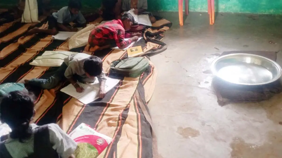 एक कमरे में 50 बच्चे, बारिश में टपकती छत के नीचे पढ़ाई