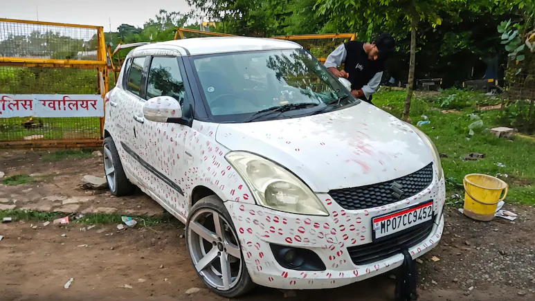 55 लाख Views के चक्कर में फंसी ‘Kissing Car’, पुलिस ने काटा ₹5500 का चालान