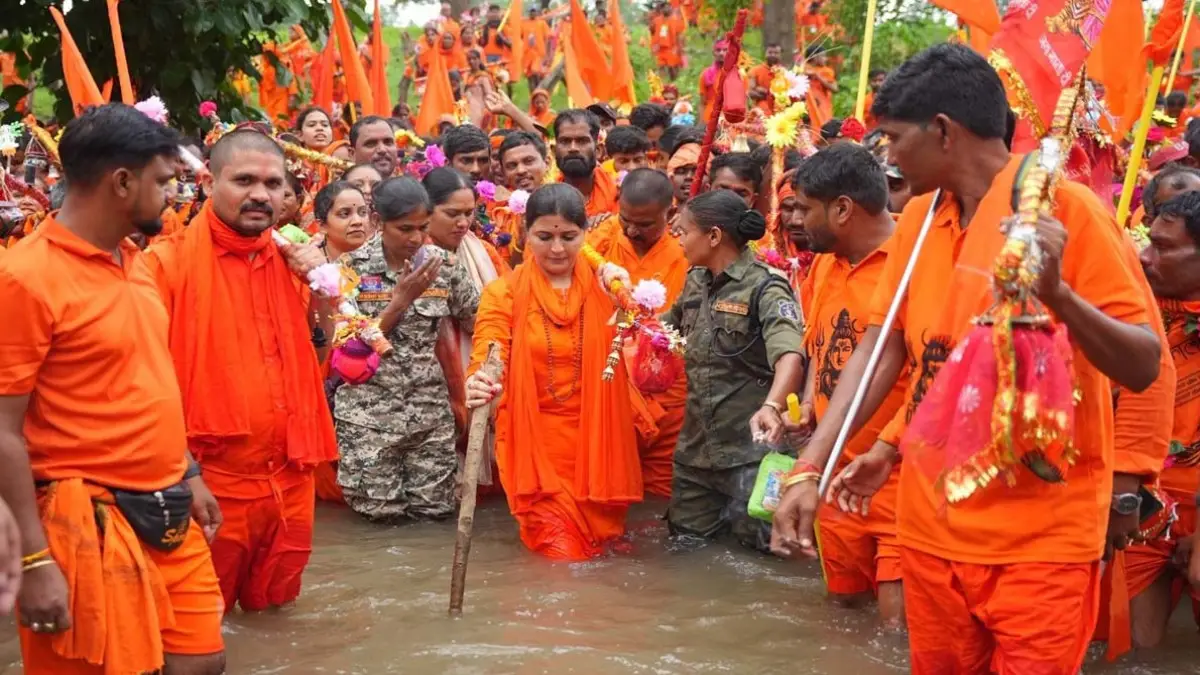 नदी-पहाड़ और घने जंगल पार कर रही कांवड़ यात्रा, भावना बोहरा के साथ गूंजा ‘बोल बम’