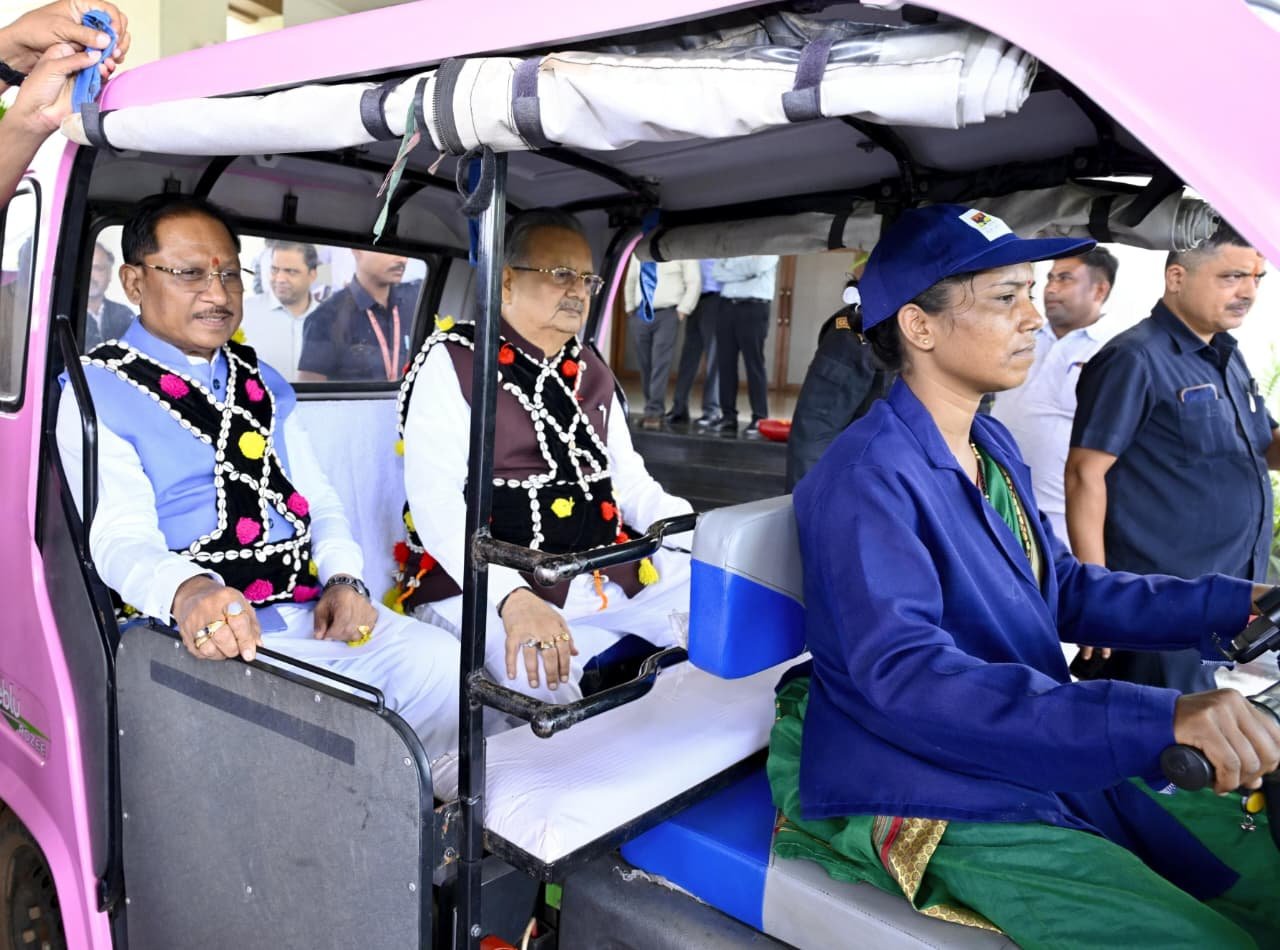 हरेली में दिखा CM साय का ठेठ छत्तीसगढ़िया अंदाज, पिंक ऑटो से पहुंचे और कलाकारों संग जमकर झूमे
