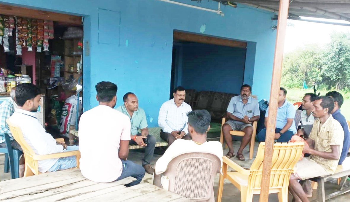 धान बेचने की चिंता थी, समाधान घर की चौखट पर मिला