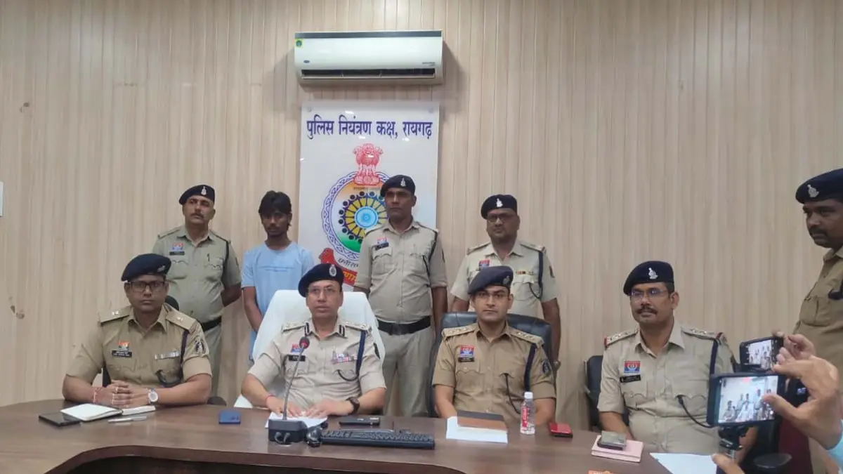 शराब दुकान के गार्ड पर फायरिंग, बिहार के खेत में छिपा मिला आरोपी; रायगढ़ पुलिस ने पिस्टल समेत दबोचा