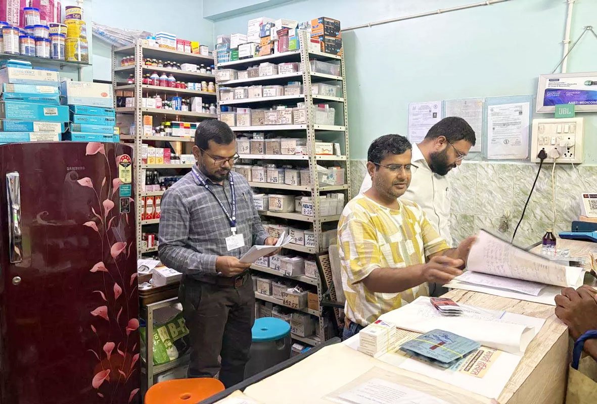 नकली और संदिग्ध दवाओं पर कार्रवाई, 12 मेडिकल दुकानों का औचक निरीक्षण
