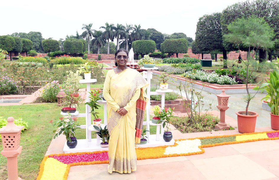 राष्ट्रपति द्रौपदी मुर्मू ने अमृत उद्यान में गर्मियों के फूलों की प्रदर्शनी का किया उद्घाटन