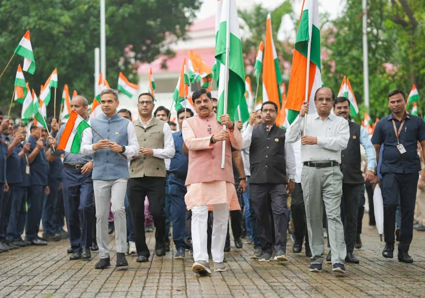 तिरंगा लेकर सड़कों पर निकले CM मोहन यादव, दिखा देशभक्ति का जुनून