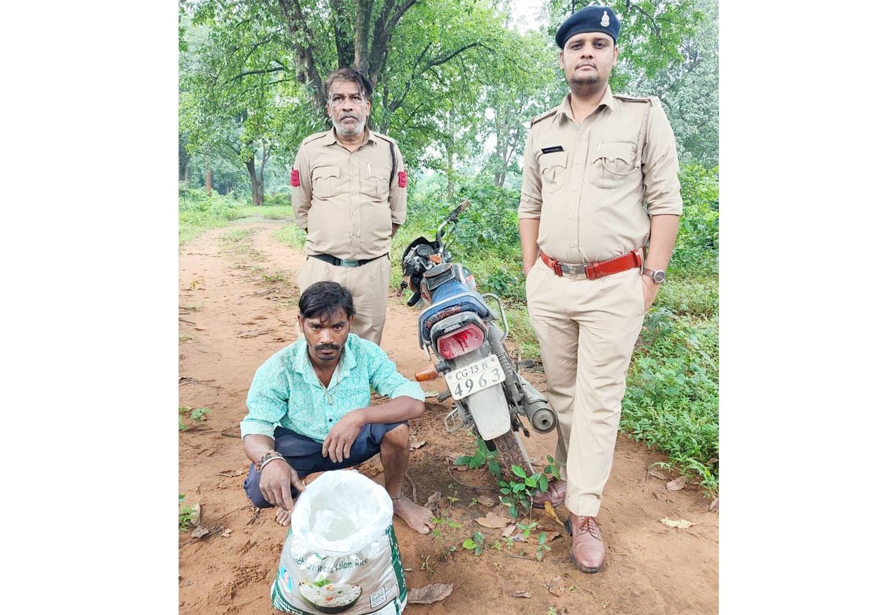 32.6 लीटर महुआ शराब जब्त, दो आरोपी गिरफ्तार