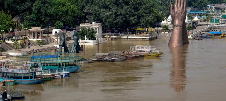 प्रयागराज में फिर मंडराया बाढ़ का खतरा, वाराणसी में उफान पर गंगा; 84 घाटों पर नौका विहार बंद