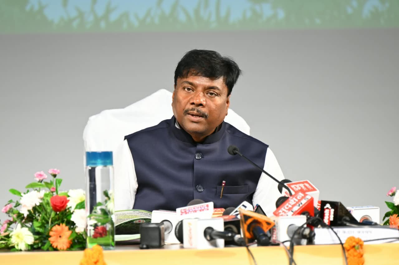 रायपुर में मंत्री केदार कश्यप की प्रेस कॉन्फ्रेंस, विभागीय कार्यों का रखा लेखा-जोखा