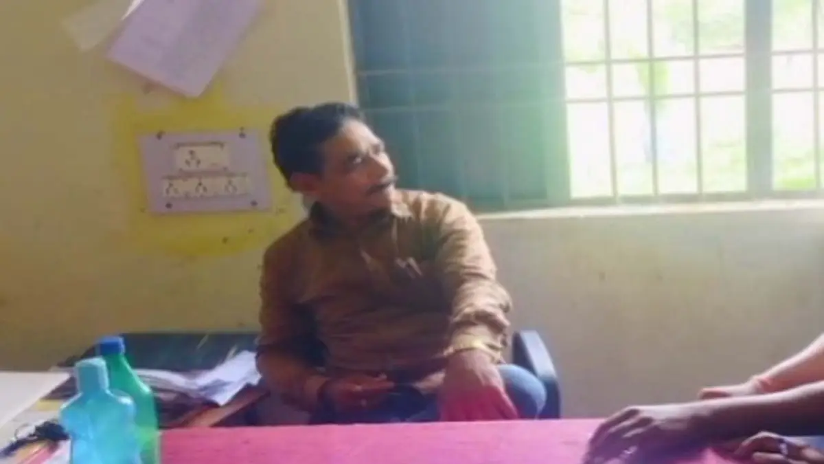 बेमेतरा: स्कूल में नशे की हालत में पहुंचे प्राचार्य? ग्रामीणों ने बनाया वीडियो, कलेक्टर से शिकायत