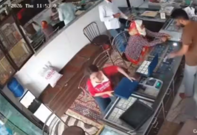 दो अंगूठियां पसंद कीं, फिर 25 रिंग्स का बॉक्स लेकर भागी युवती, CCTV में कैद वारदात