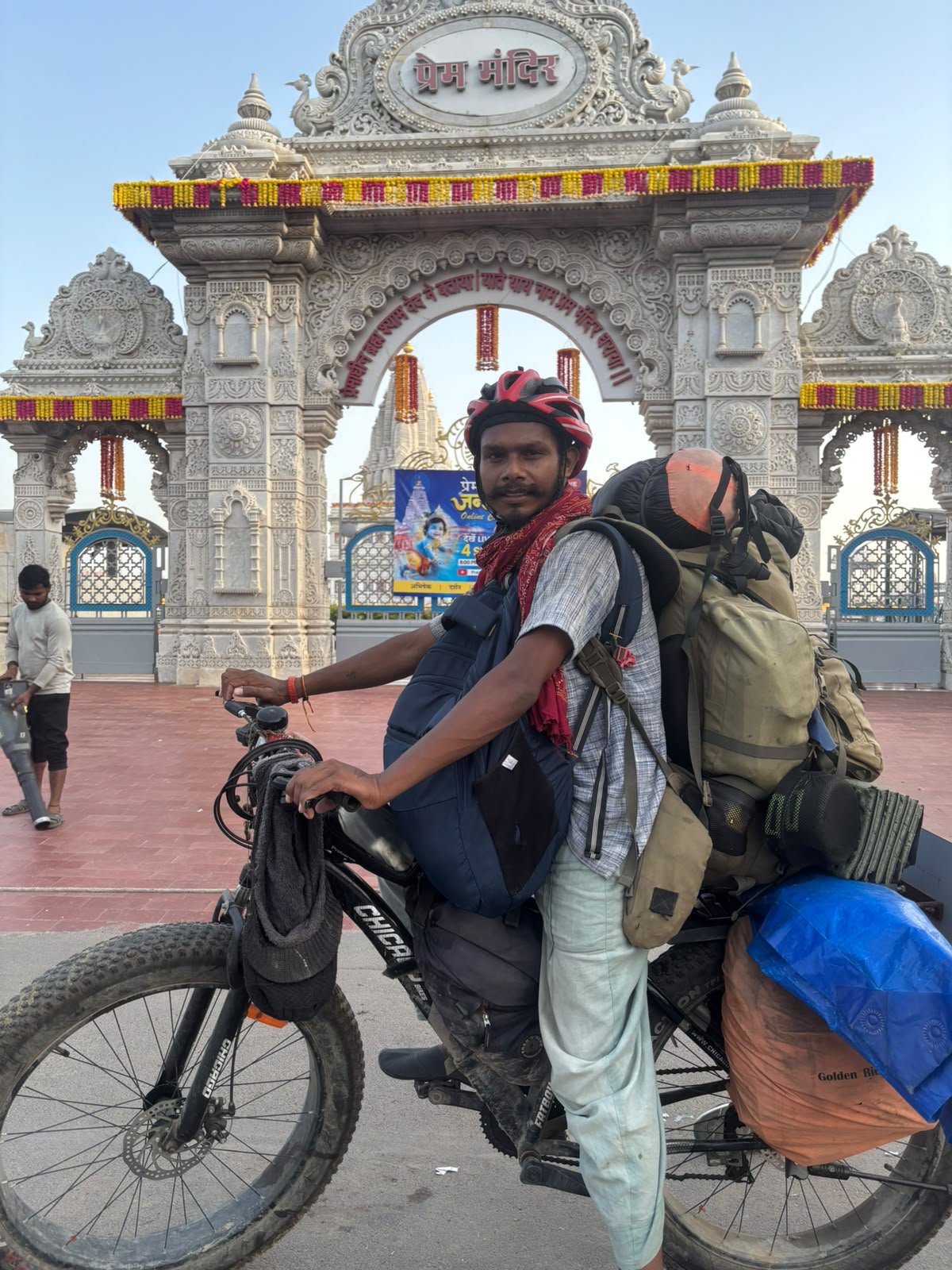 भारत दर्शन पर निकले गणेश निषाद साइकिल से पहुंचे वृंदावन, राधे-राधे के जाप के साथ जारी है सफर