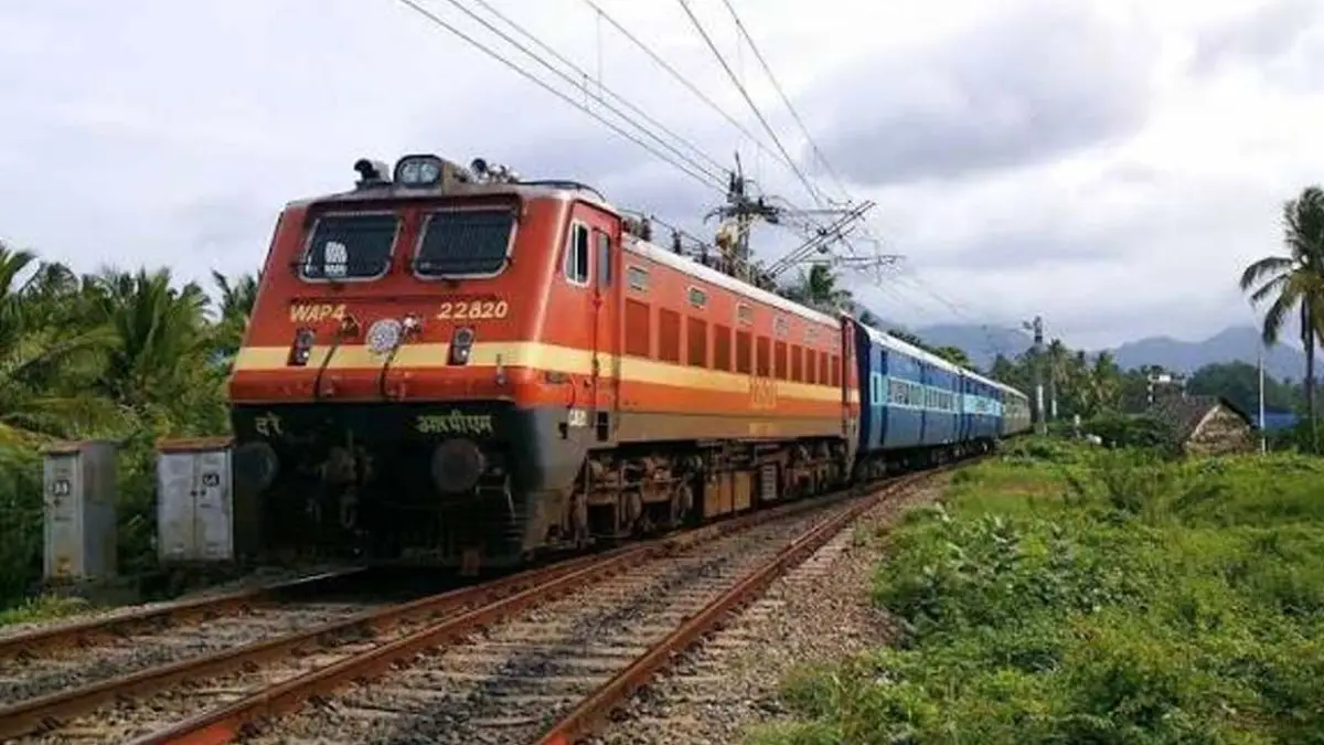 बारिश से ट्रेनों की रफ्तार थमी, रायपुर पहुंचने वाली कई गाड़ियां घंटों लेट; यात्री परेशान