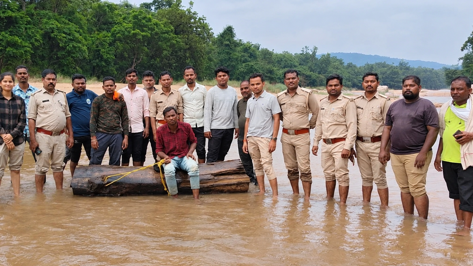 गरियाबंद में पुष्पा जैसा खेल, नदी में बहाकर हो रही थी सागौन की तस्करी