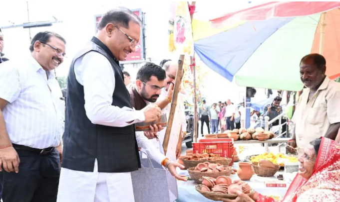 दीये बेच रही महिला के पास पहुंचे CM साय, खरीदा मिट्टी का दीया और दिए 1000 रुपये