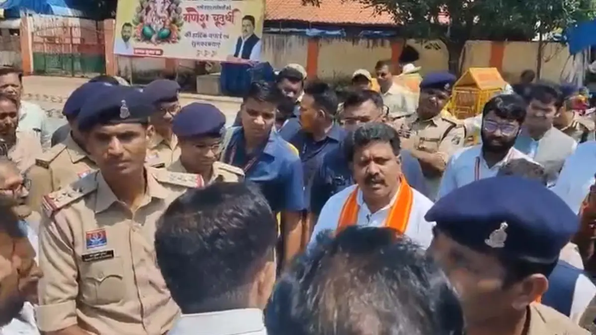 दीपोत्सव से पहले जगदलपुर में गहमागहमी, विजय शर्मा से कांग्रेस कार्यकर्ताओं की तीखी बहस
