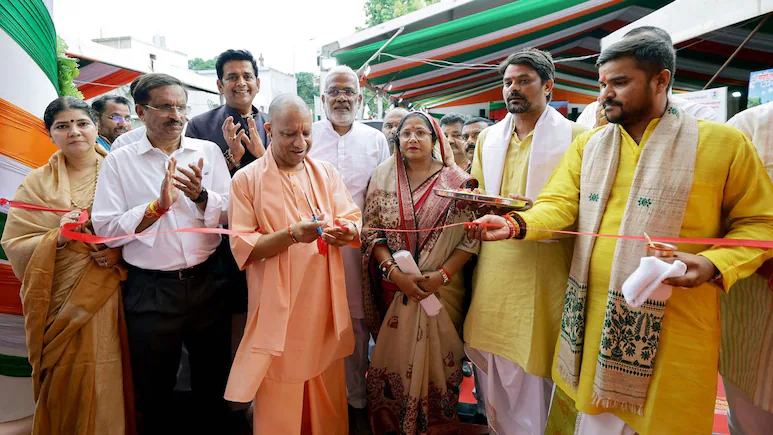 चुनाव से पहले नौकरियों की बौछार! यूपी में 75 हजार पदों पर भर्ती की तैयारी