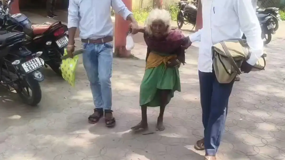 90 साल की बुजुर्ग महिला पर गर्म पानी डालने का आरोप, गंभीर हालत में पहुंची जनपद कार्यालय