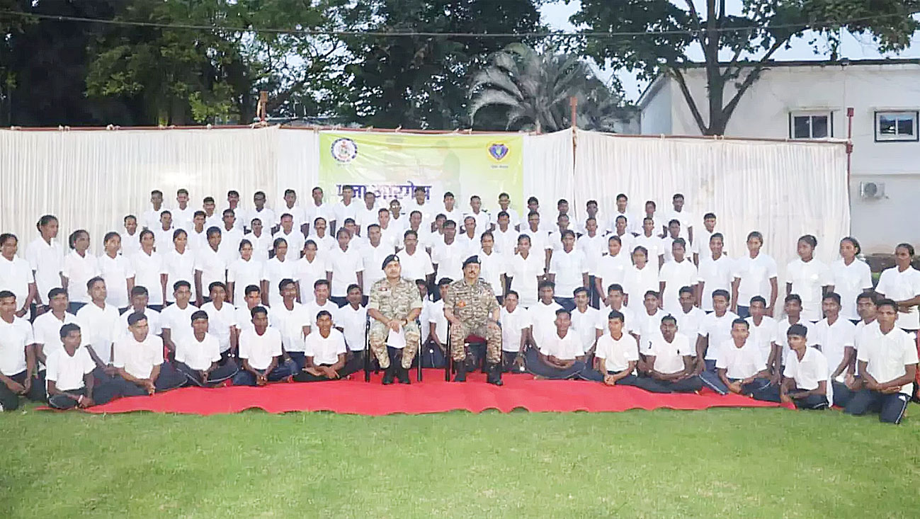 आत्मसमर्पण : बीजापुर में 103 नक्सलियों ने छोड़ा हिंसा का रास्ता