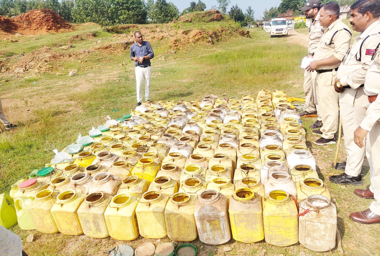 2250 किलो महुआ लाहन और 07 लीटर महुआ शराब जब्त