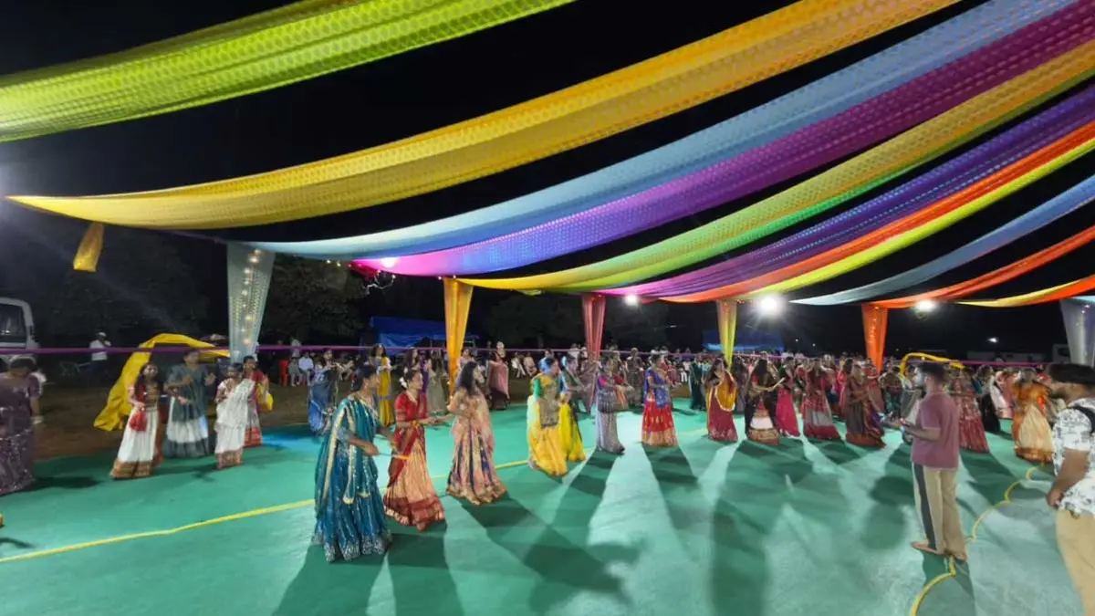 Sukma News: नक्सल प्रभावित सुकमा में गरबा की धूम, पुलिस लाइन में पहली बार हुआ डांडिया महोत्सव 