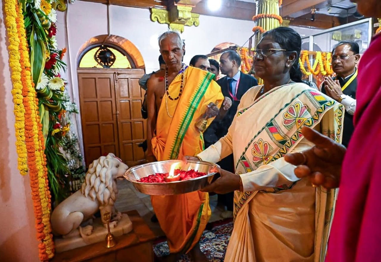 राष्ट्रपति द्रौपदी मुर्मु ने मां दंतेश्वरी के दरबार में टेका माथा, देश की सुख-समृद्धि के लिए की प्रार्थना