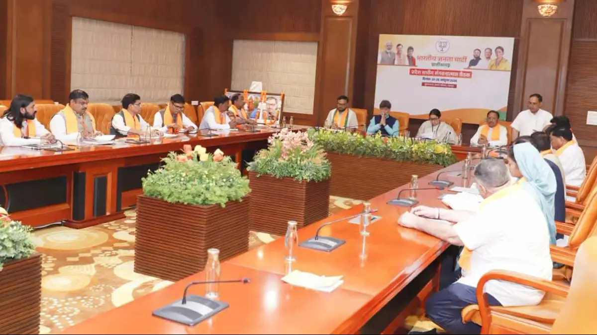 CG BJP News: स्मृति ईरानी ने कार्यकर्ताओं को दिया संगठन मजबूत करने का मंत्र, बूथ स्तर तक पहुंच बढ़ाने पर जोर