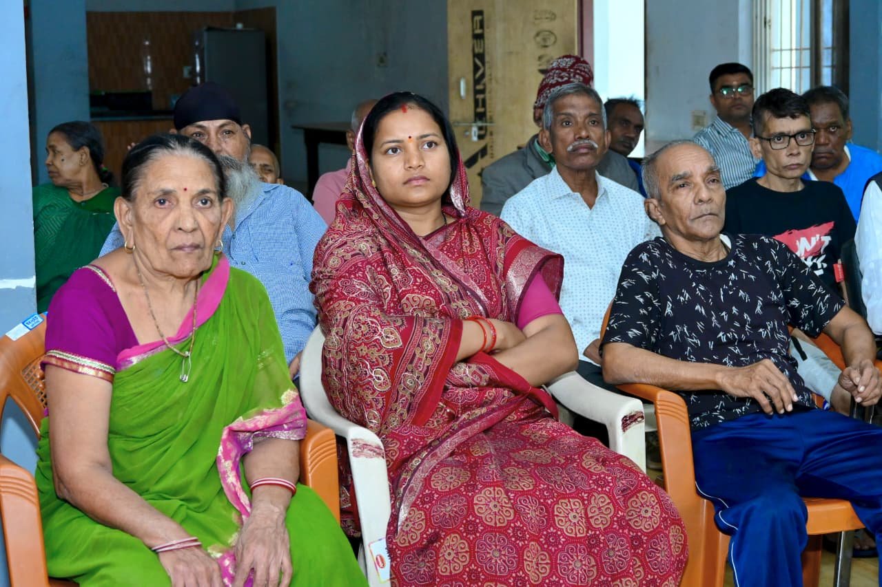रायपुर के वृद्धाश्रम में मंत्री लक्ष्मी राजवाड़े ने बुजुर्गों के साथ सुनी ‘मन की बात’, महिला सशक्तिकरण और स्वदेशी उत्पादों पर हुई चर्चा