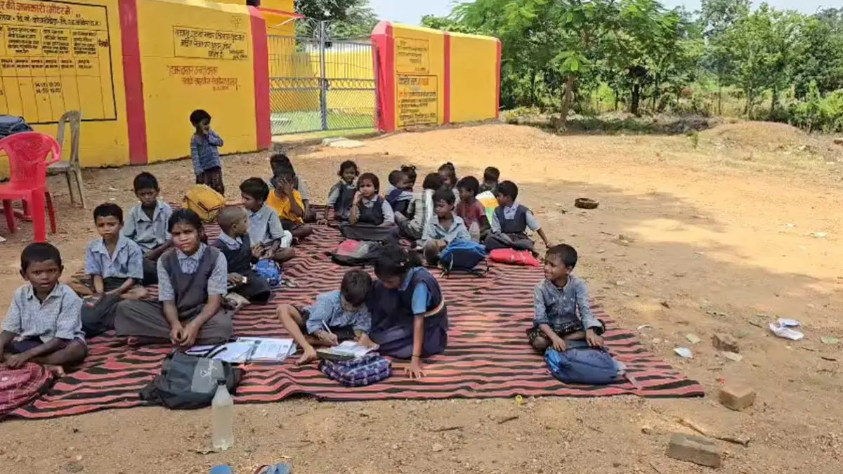 पक्की छत का इंतजार, पेड़ के नीचे पढ़ने को मजबूर 66 बच्चे; चार साल से स्कूल भवन की दरकार