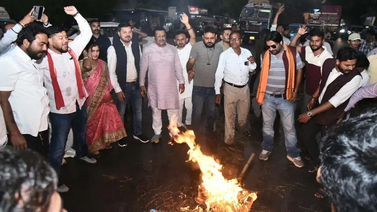 खड़गे के बयान के विरोध में धरसीवां में भाजपा का प्रदर्शन, विधायक अनुज शर्मा के नेतृत्व में फूंका पुतला