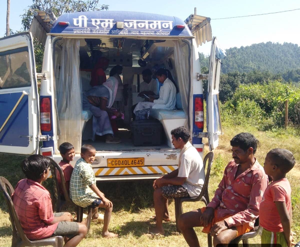 बलरामपुर के दो वनांचल क्षेत्रों में लगे स्वास्थ्य एवं पोषण शिविर, महिलाओं और बच्चों को मिला इलाज